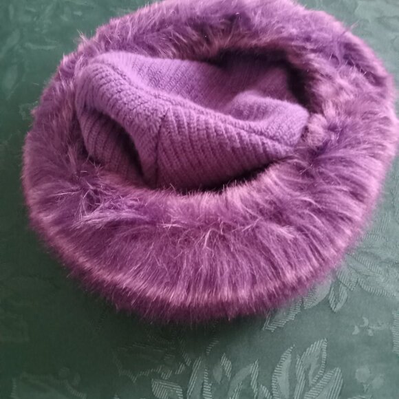 Purple faux fur trimmed Nordstrom ladies winter bucket hat like new - Picture 1 of 4